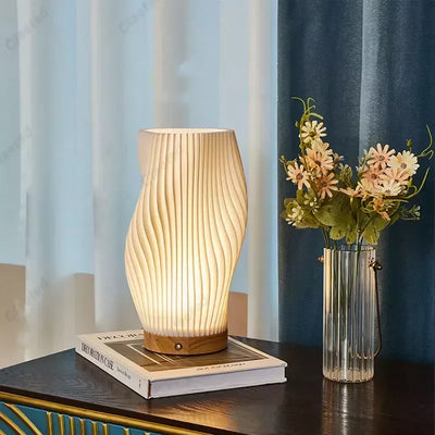 Lampe de chevet en bois à intensité variable sur table de nuit