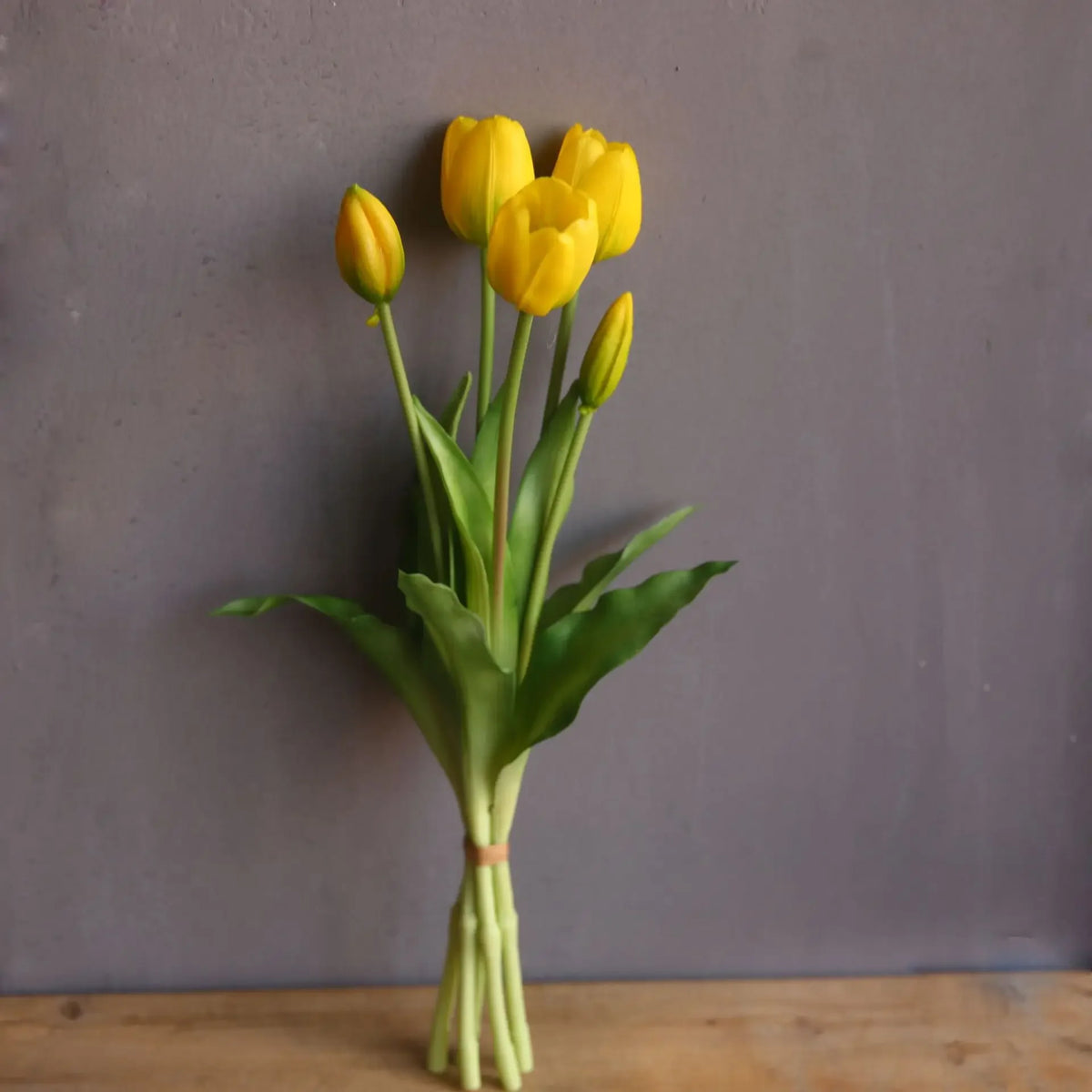 bouquet tulipes artificielles jaune orange rouge blanc décoration intérieure moderne vase verre anniversaire mariage
