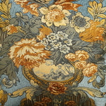 Un bouquet de fleurs stylisées, dans des tons chauds d'orange et de jaune, agrémenté de feuillages et de motifs géométriques sur un fond bleu grisé.