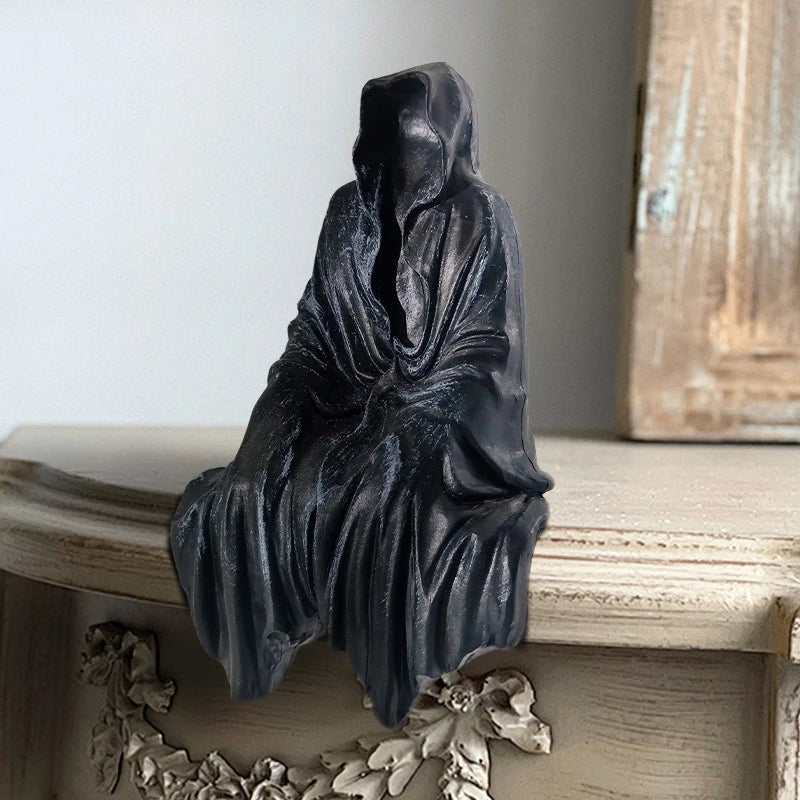 statue gothique personnage cape sombre décoration intérieure macabre noir gris foncé plissée froissée erotique