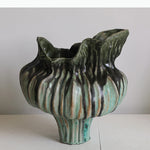 vase moderne artisanal transparent rayures verticales rouge blanc texture rugueuse décoration table arrangement floral