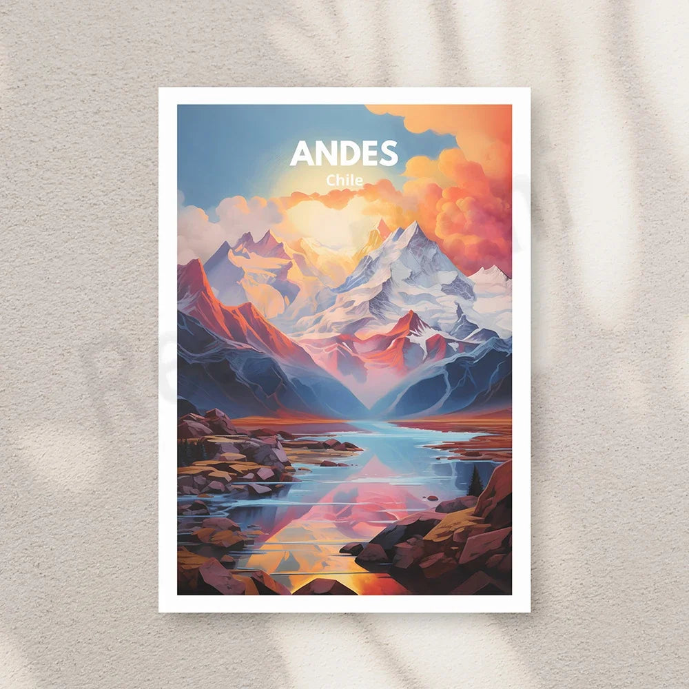 Cette image représente des montagnes enneigées des Andes au Chili, avec un lac reflétant les couleurs chaudes du ciel crépusculaire.