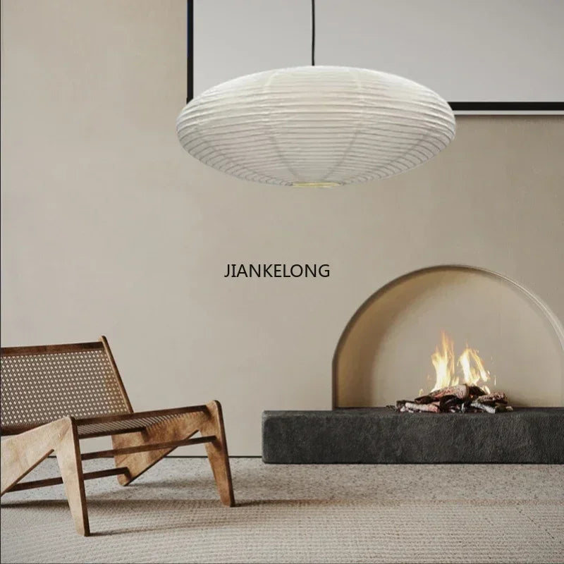 Luminaire suspension installé au-dessus d'une table à manger
