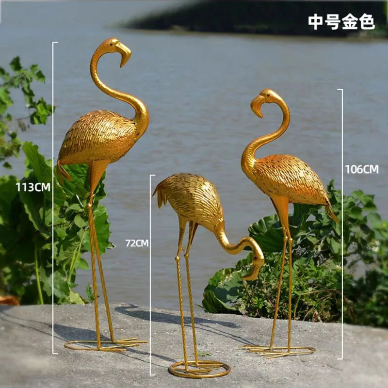 statues oiseaux rose réaliste métal brillant jardin extérieur stylisé grille sol haute