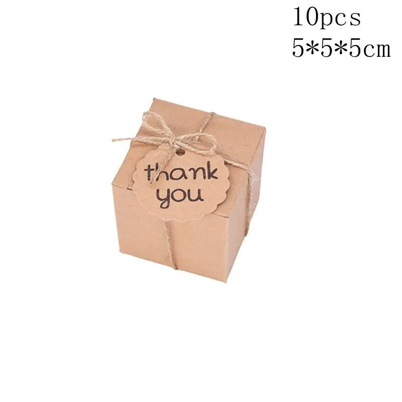 boîtes cadeaux marron clair texture cartonnée vintage ruban coton étagères événements anniversaires noël mariage