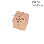 boîtes cadeaux marron clair texture cartonnée vintage ruban coton étagères événements anniversaires noël mariage