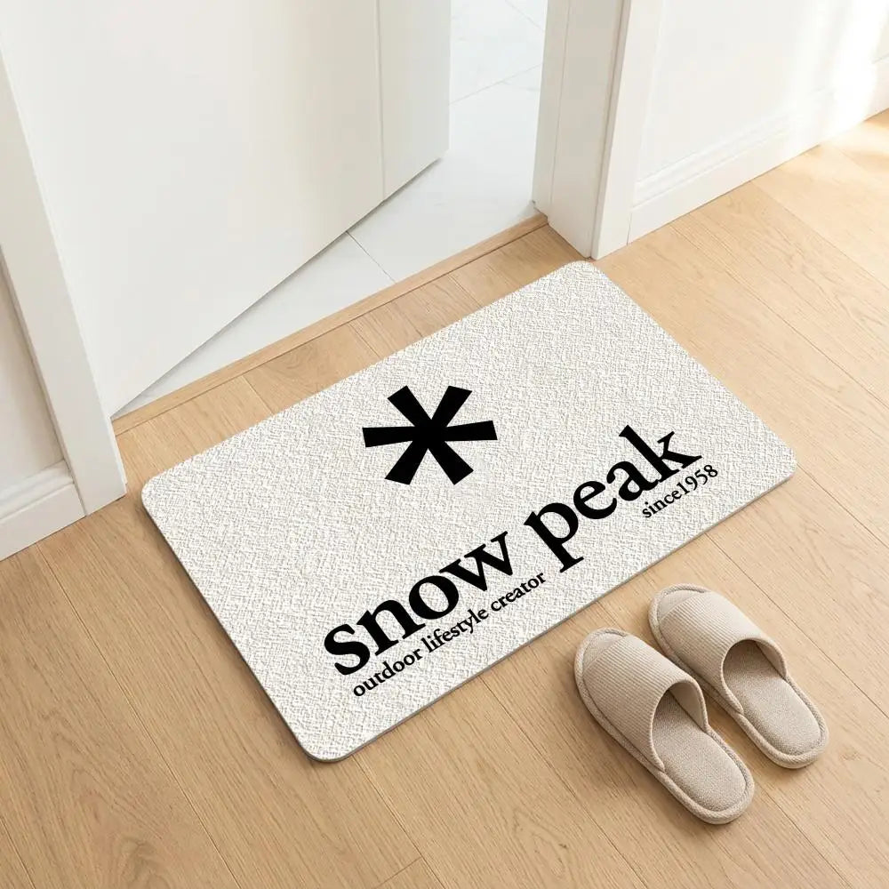 tapis sol noir logo snow peak minimaliste antidérapant bain moderne camping usage