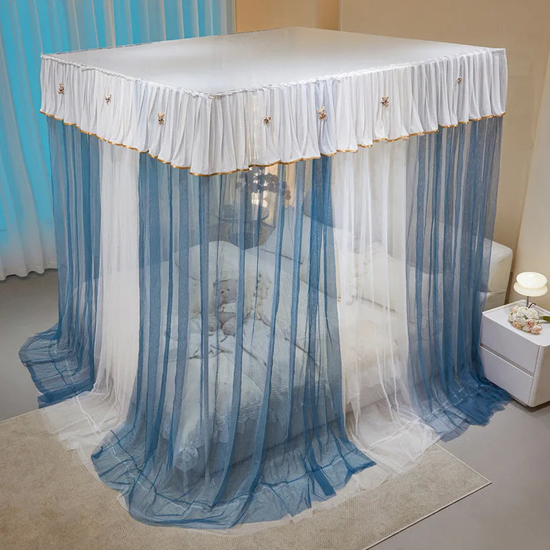 Lit à baldaquin élégant avec rideaux bleus et blancs ornés de papillons, créant un environnement de sommeil confortable et féérique.