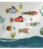 décoration murale poissons bois couleurs vives artisanal thème océan vintage