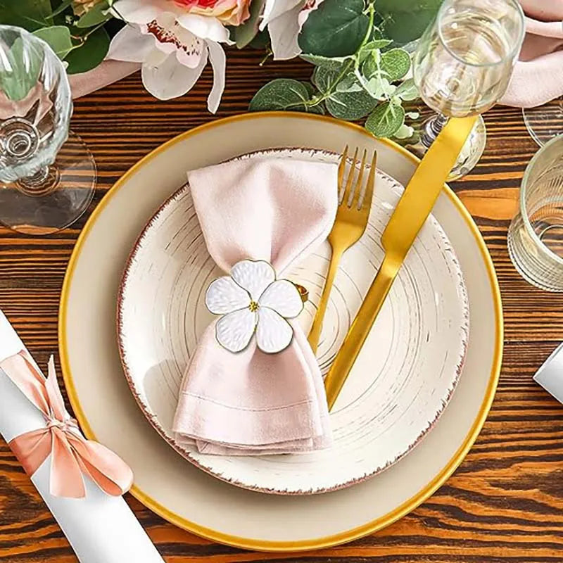anneaux serviettes métal rose fleurs stylisées décoration table moderne élégante événement noël