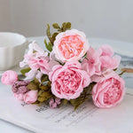 décoration intérieure bouquet fleurs artificielles soie rouge rose blanc modernes élégantes mariage anniversaire chambre