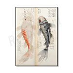 Deux poissons koi, l'un blanc et orange, l'autre gris, nagent sur un fond de calligraphie chinoise.