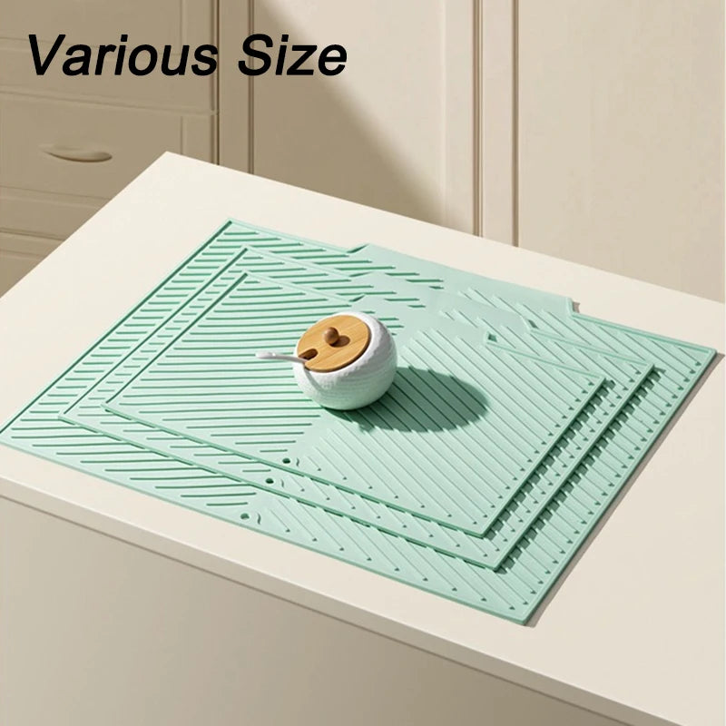 tapis silicone non glissant moderne vert clair rayures diagonales vaisselle assiettes cuillères pots verres