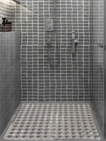 tapis bain antidérapant gris moderne perforations taches blanches opacité suction lavable machine