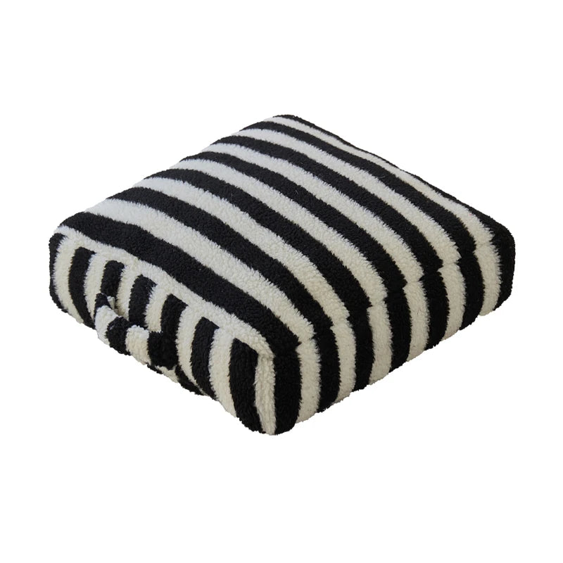 coussin carré laine rayé rouge blanc noir décoration maison confortable siège repos pied