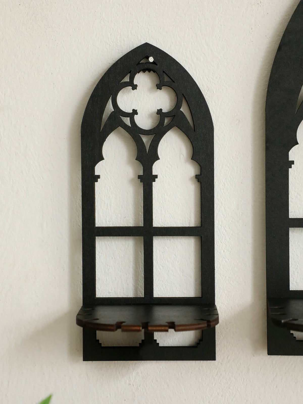 décoration murale étagères gothiques bois modernes motifs géométriques noires