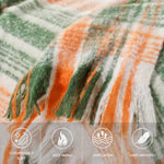 Plaid douillet et multicolore avec un motif vibrant de vert et d'orange, offrant une chaleur et une ventilation appréciables tout en restant léger.