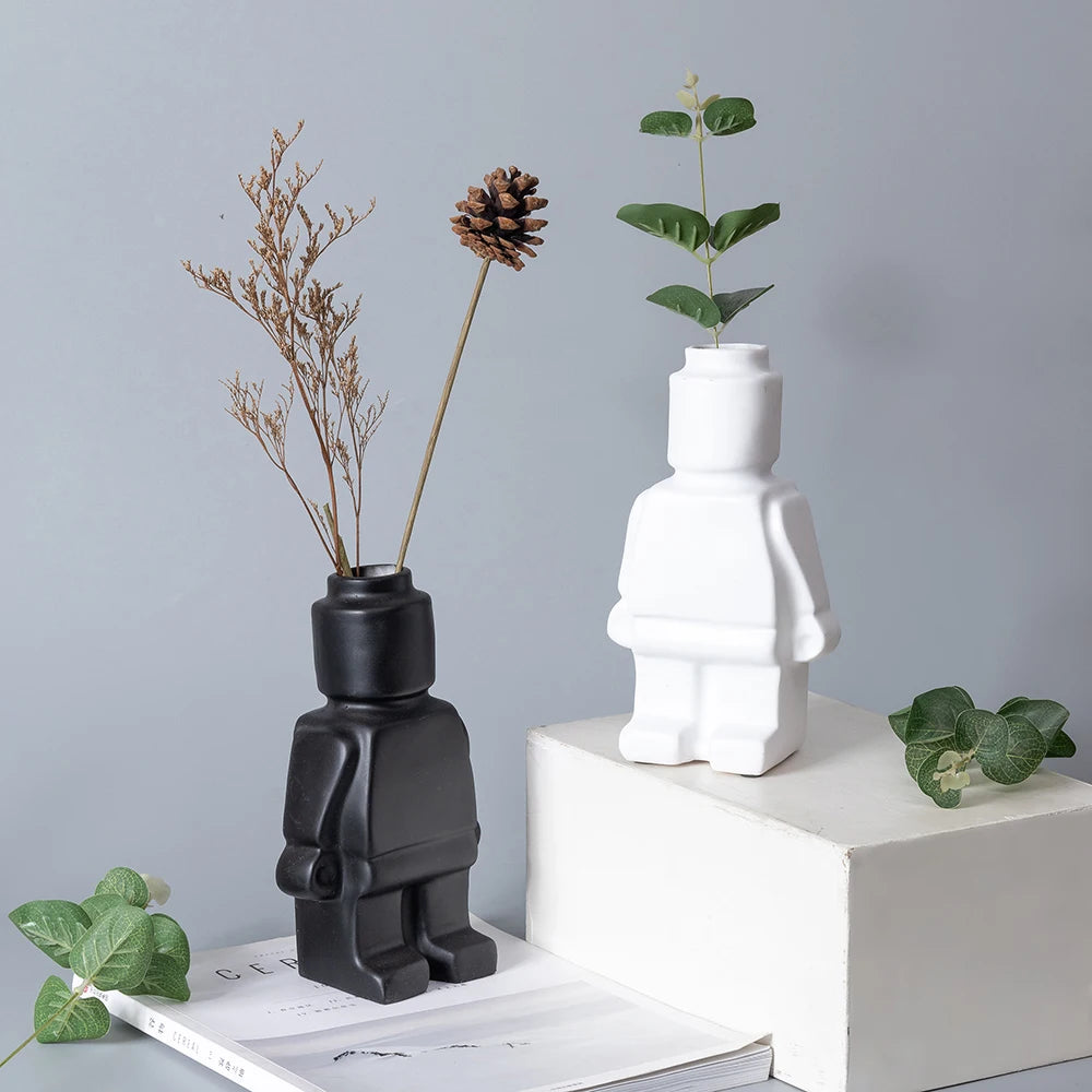 vase moderne figurine lego noir blanc vert fleurs eucalyptus branches cônes pins ludique décoration
