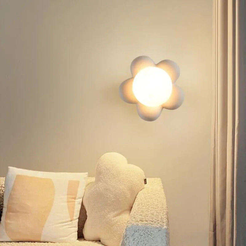 Applique murale LED installée au-dessus d'un chevet avec lumière chaude