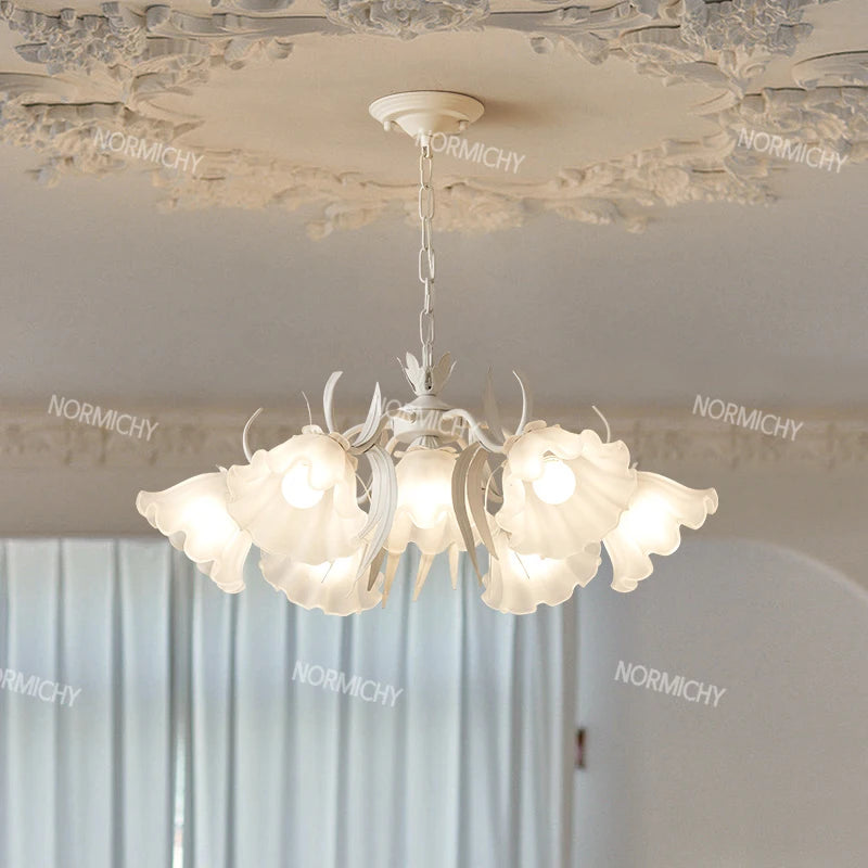 lampe suspendue fleur blanche classique romantique translucide chaines ampoules