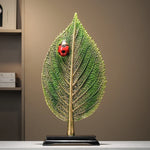 ornement résine feuille coccinelle verte rouge moderne sculpture semi translucide étagère salon decoration