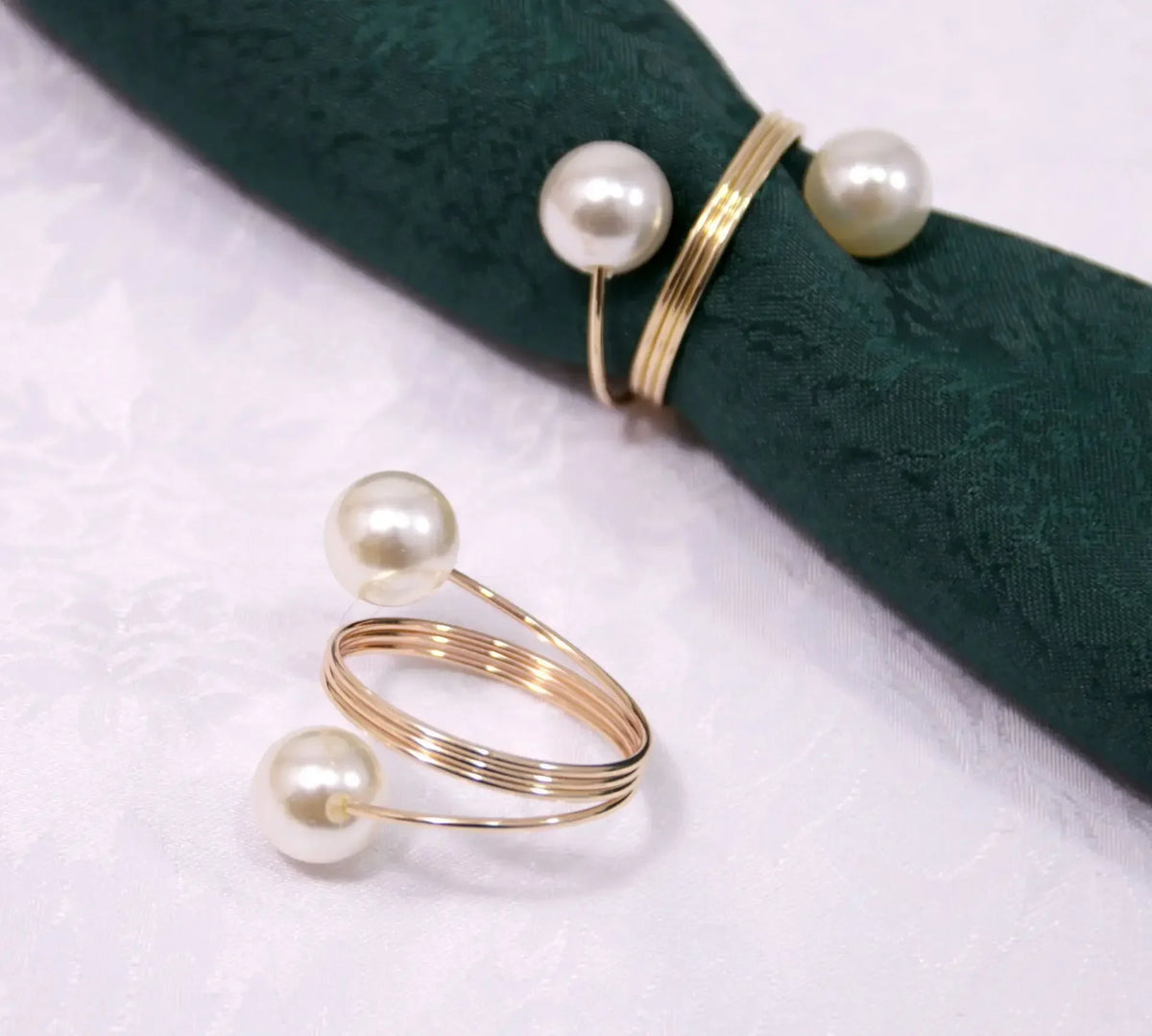 anneaux boucles d'oreilles or blanc élégants classiques brillantes decoration table familiale
