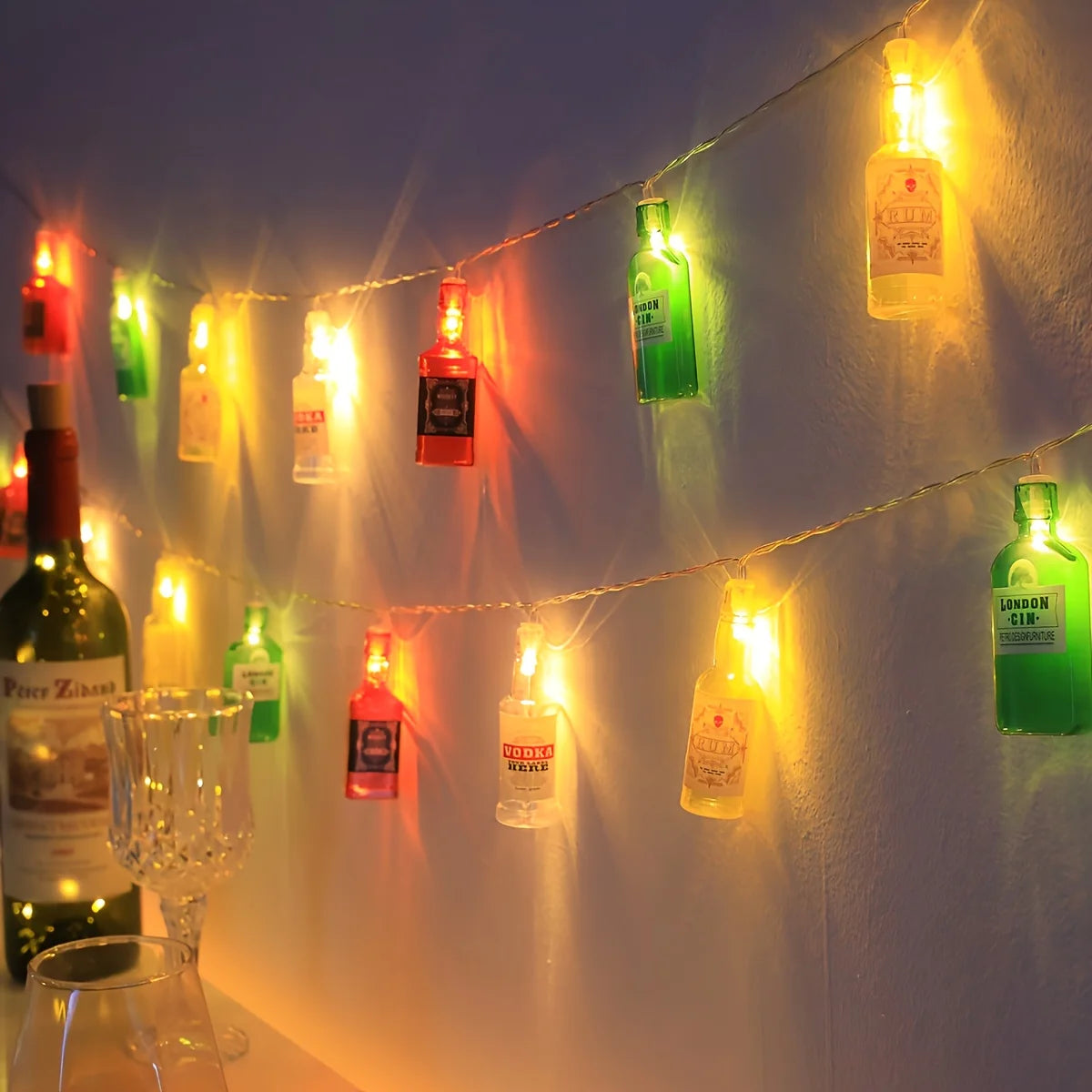 décoration noël guirlande lumineuse bouteilles alcool étiquettes imprimées couleurs chaudes led fil cuivre