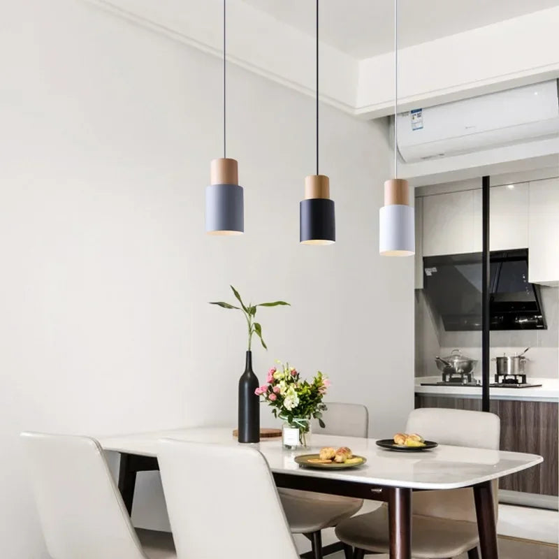 Installation multiple de lampes suspension de différentes couleurs dans un restaurant