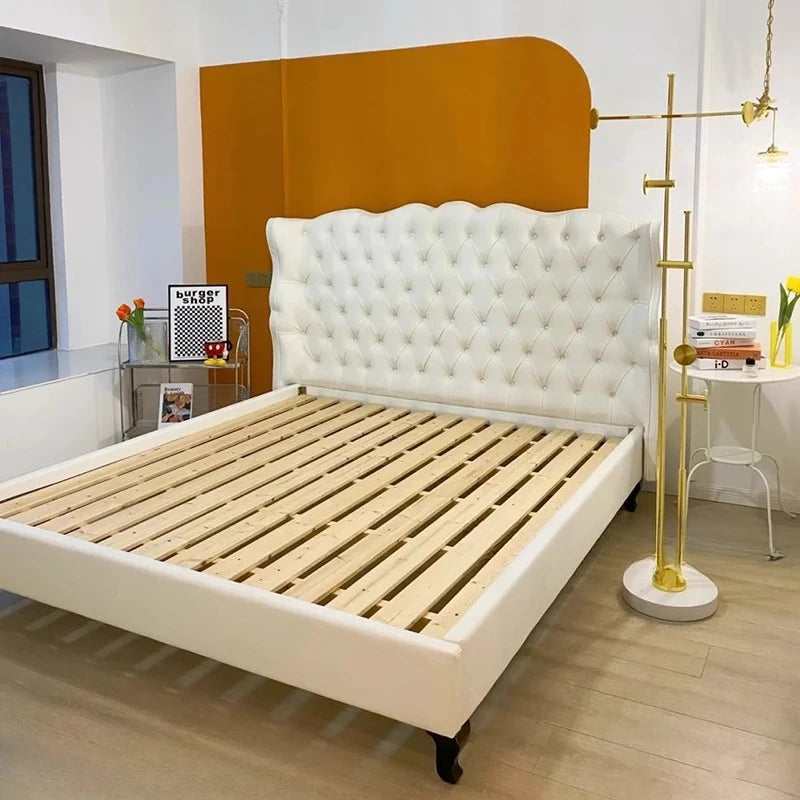 lit blanc tufté classique pieds matelas oreillers draps king size double moderne chambre coucher