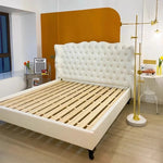 lit blanc tufté classique pieds matelas oreillers draps king size double moderne chambre coucher