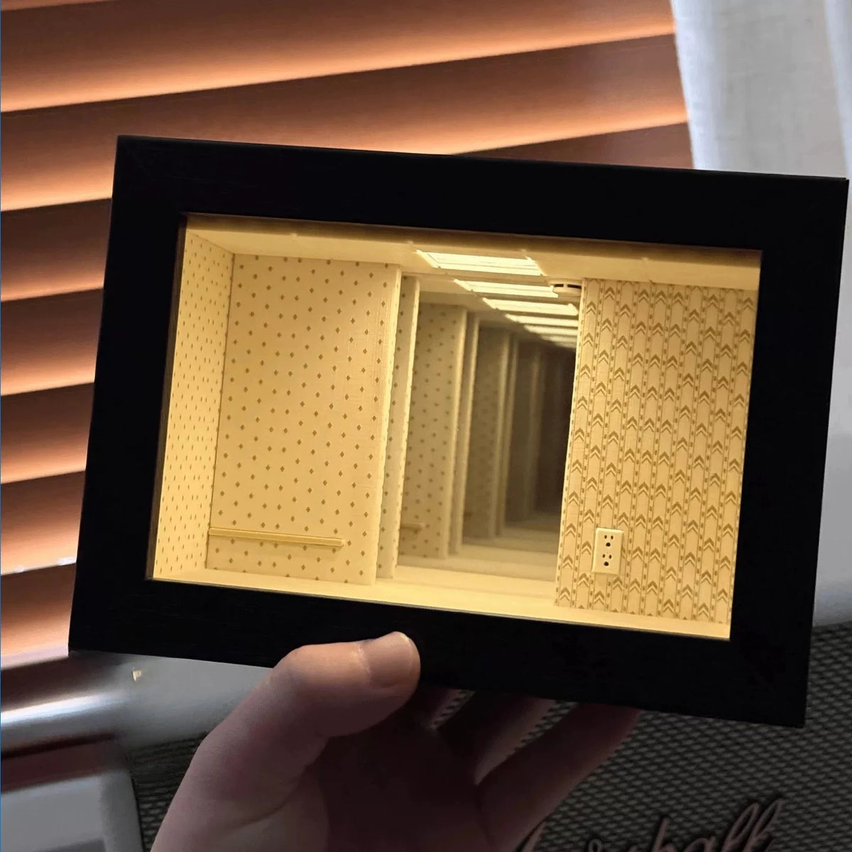 cadre photo miroir noir géométrique moderne prise électrique dorée