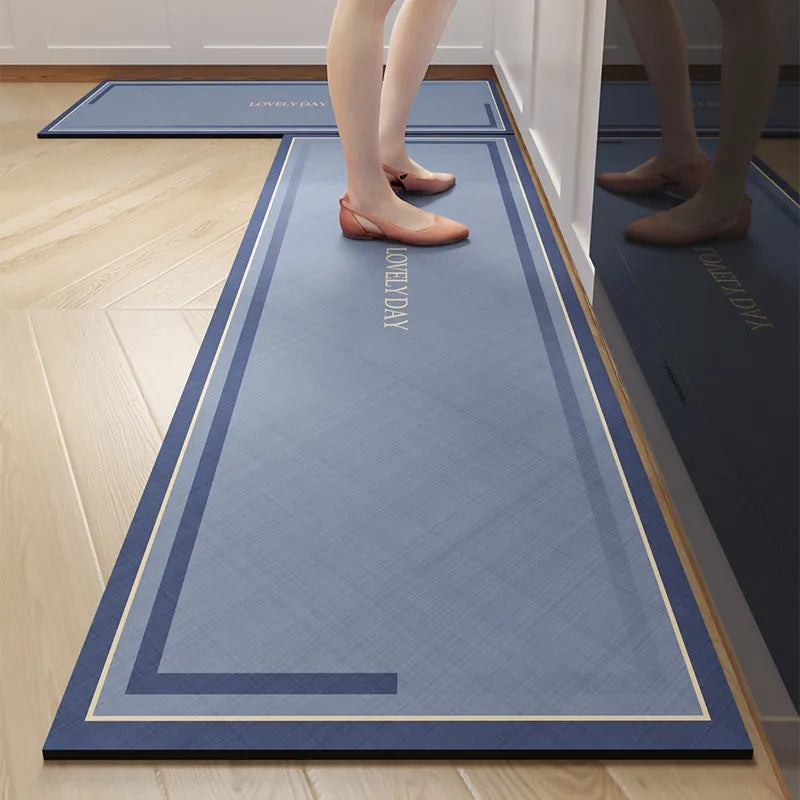 Deux paires de jambes féminines portant des chaussures orange marchent sur un tapis bleu avec des bandes blanches, dans ce qui semble être un espace intérieur.