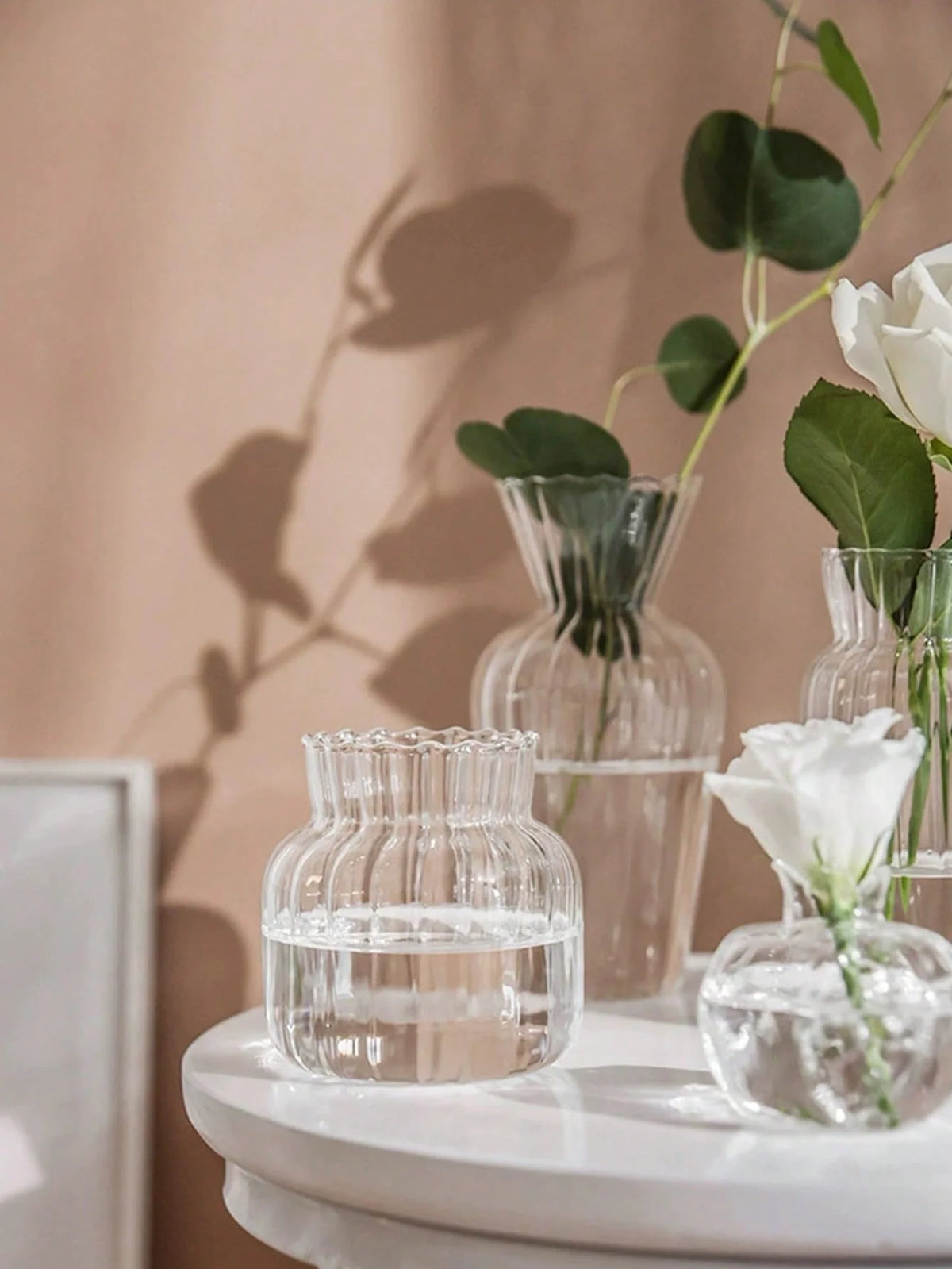 vase verre transparent minimaliste fleurs tulipes eucalyptus rouge vert blanc