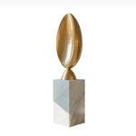 sculpture abstraite moderne minimaliste blanc doré beige gris foncé socle pierre marbre
