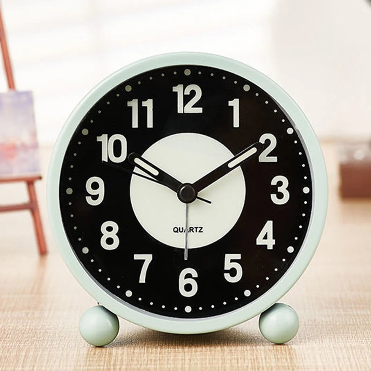horloge table classique minmaliste noir blanc vert fluorescent numéros quartz pieds sphériques