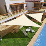 Voile d'ombrage triangulaire 3x3 mètres dans un jardin moderne