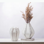 vase moderne noir blanc rayures verticales texture ondulée décoration table arrangement fleurs minimaliste