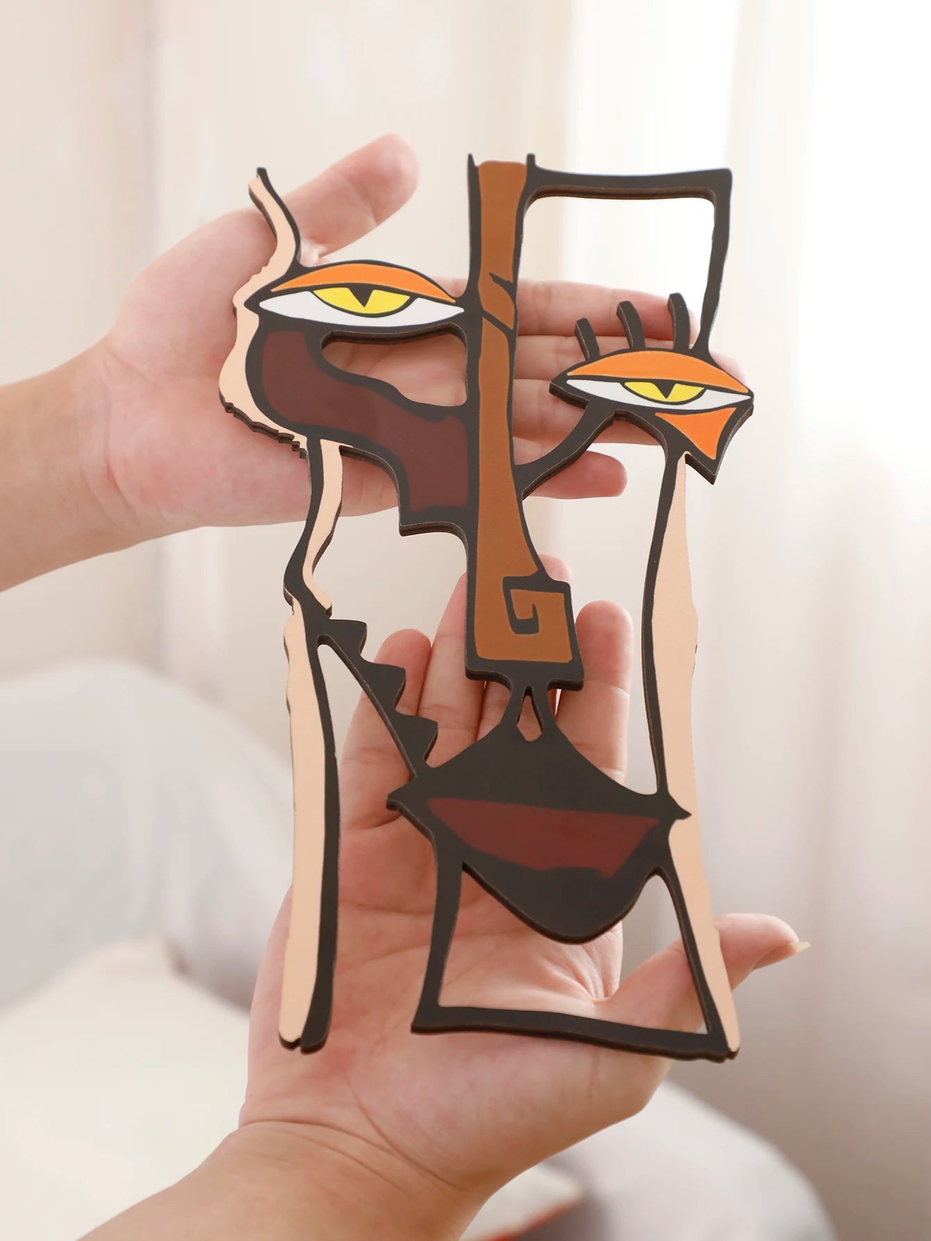 Décoration murale en bois avec visage abstrait kaki foncé