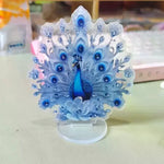 statue paon bleu plumes strass motif floral décoration intérieure support transparent ornement