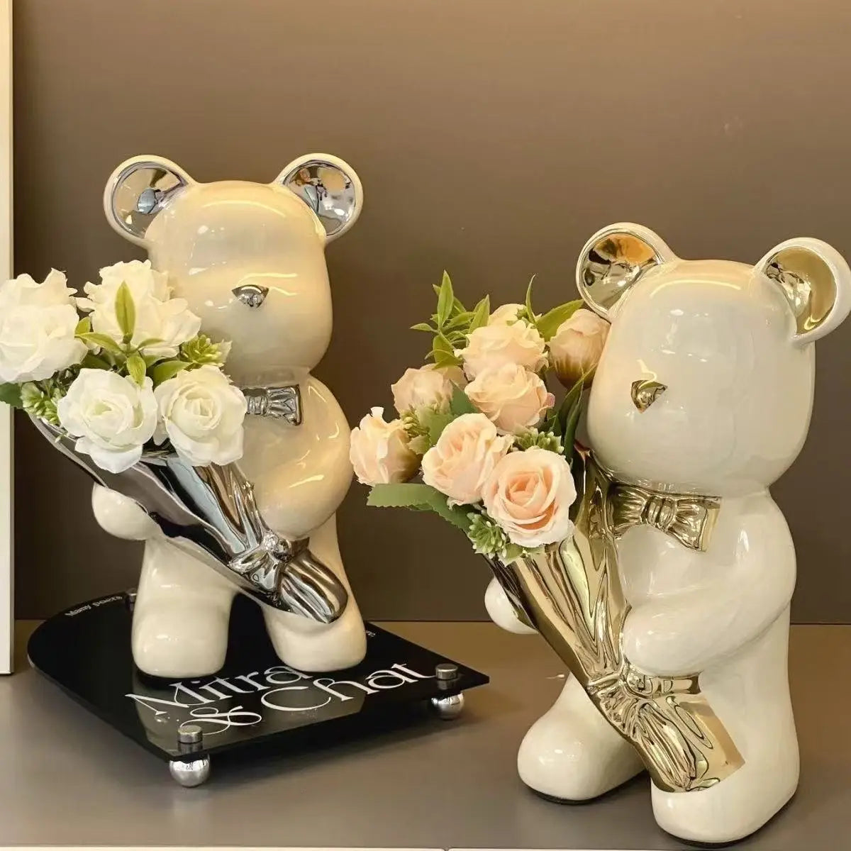 statuette ours blanc résine brillante moderne élégant bouquet fleurs decoration maison salon