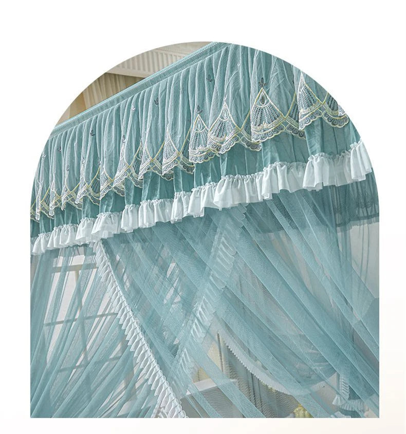 Rideau de lit rond en dentelle et mousseline de couleur bleu-vert, avec de multiples couches de volants et de motifs délicats, créant une ambiance douce et romantique.