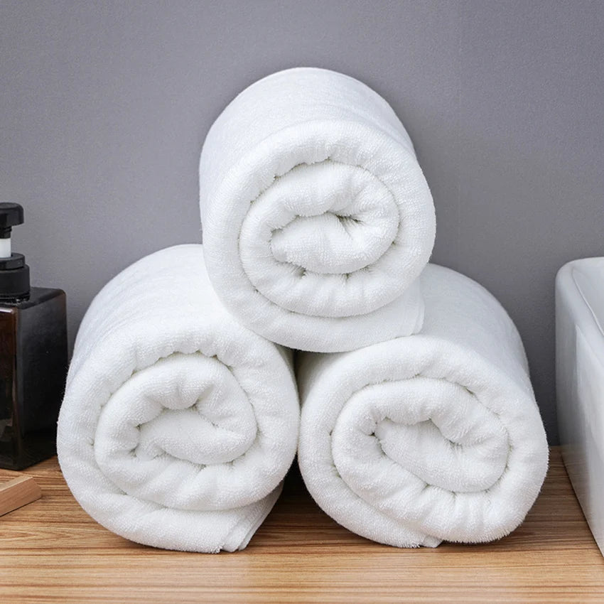 Détail de la serviette de bain blanche montrant l'absorption rapide