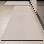 Tapis rectangulaire en fibre blanche avec motif géométrique sophistiqué.