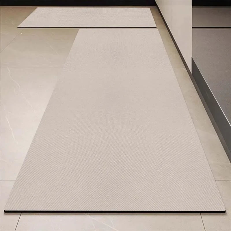 Tapis rectangulaire en fibre blanche avec motif géométrique sophistiqué.