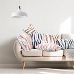 coussin carré rose clair rayé moderne hiver décoration salon canapé