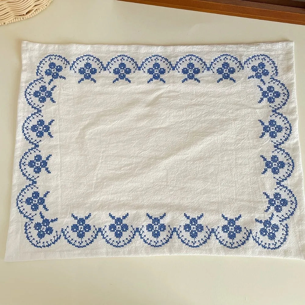 serviette coton brodée florale traditionnelle blanc bleu cuisine restaurant usage domestique