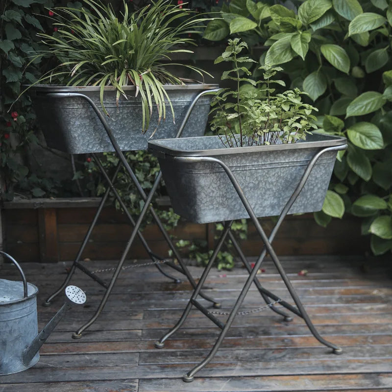 présentoir plante vintage rustique métal gris texturé aspect vieilli sol fleur verte herbes aromatiques
