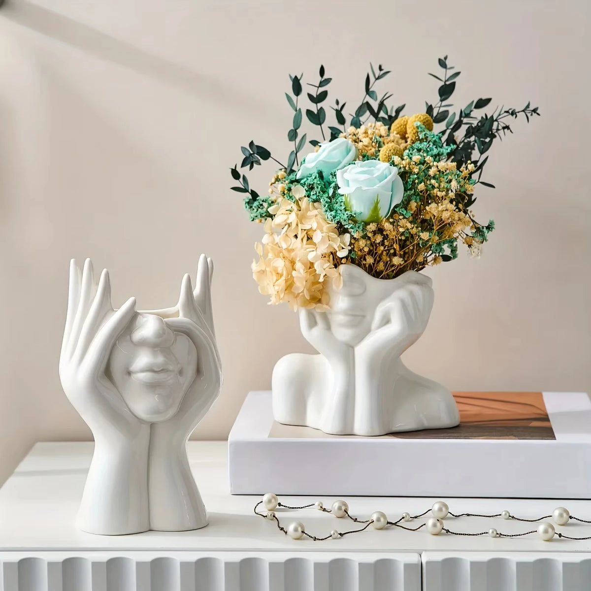 vase contemporain blanc visage stylisé mains fleurs artificielles décoration intérieure unique salon chic