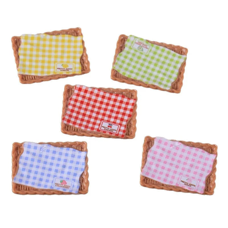 assiettes miniatures carreaux rouge blanc jaune vert bleu rose opaques artisanat résine DIY