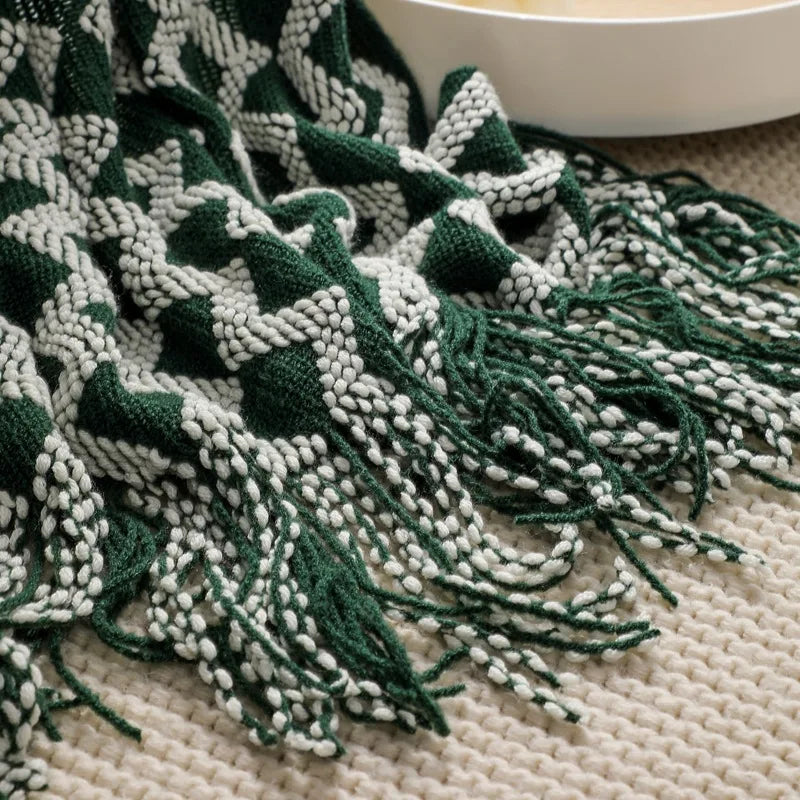 couverture tricotée vert foncé motif zigzag pompons canapé lit décoration intérieure moderne large